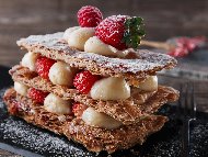 Рецепта Десерт Милфьой с кори за баница, крем с маскарпоне и течна сладкарска сметана, боровинки, ягоди и пудра захар